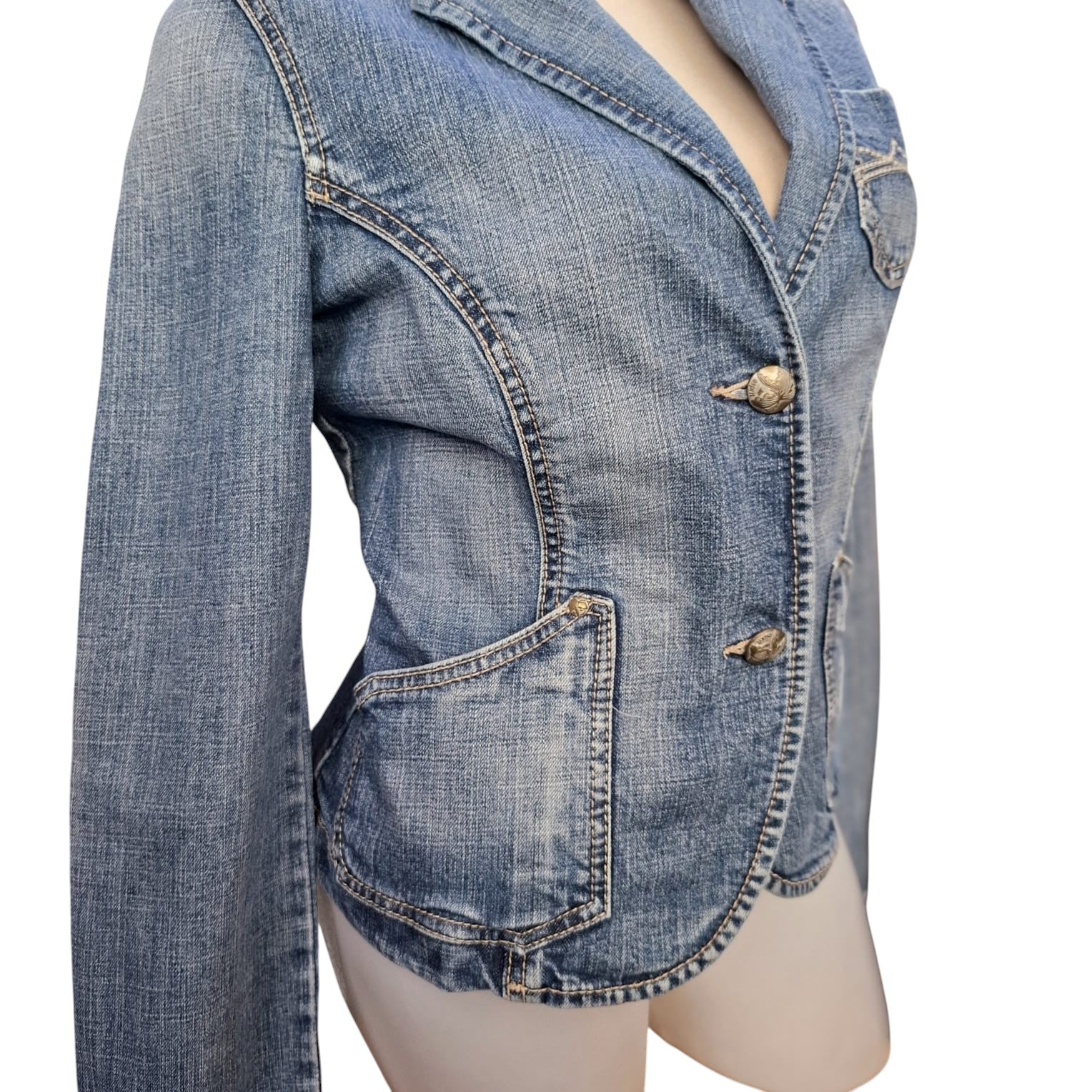 Jakne farmerke “Esprit” – stil klasik me detaje të veçanta