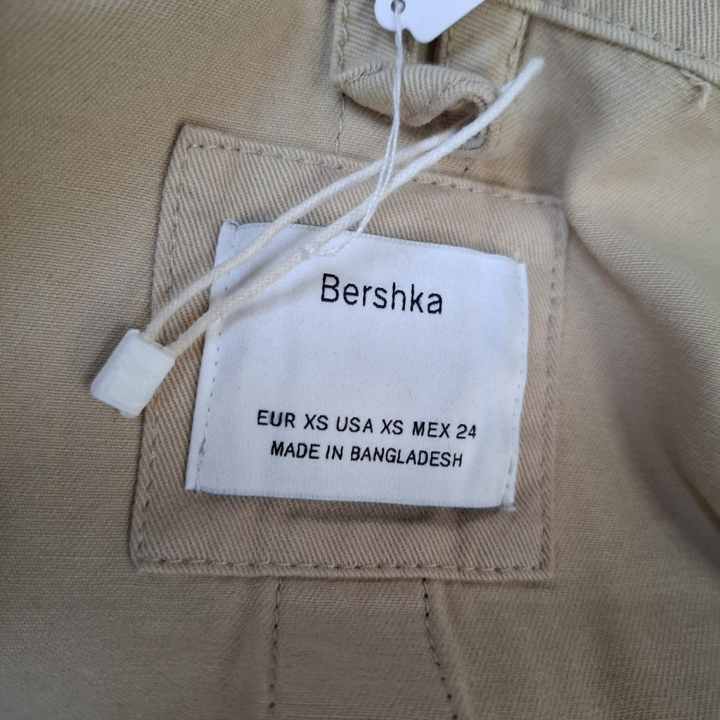 Sako Crop “Bershka” – stil urban në ngjyrë bezhë
