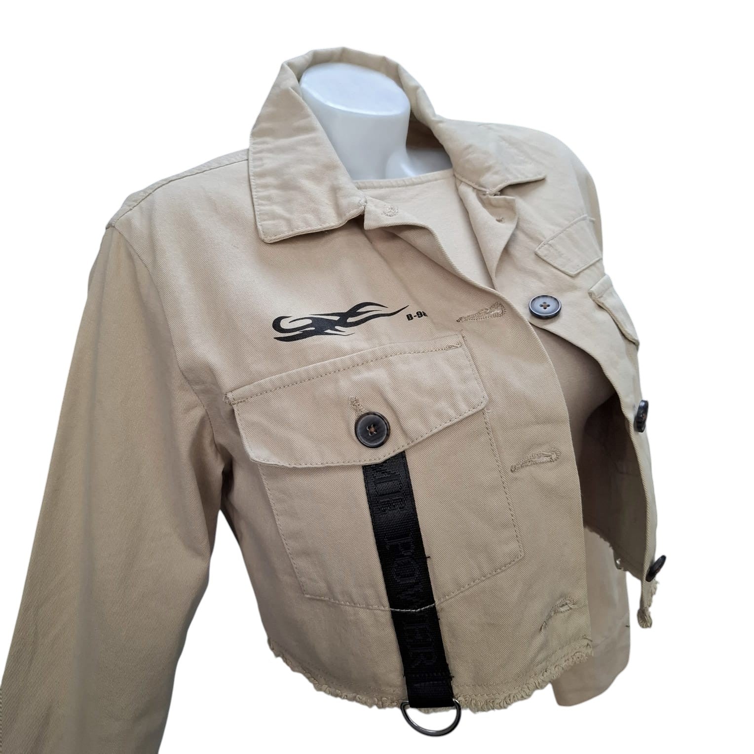 Sako Crop “Bershka” – stil urban në ngjyrë bezhë