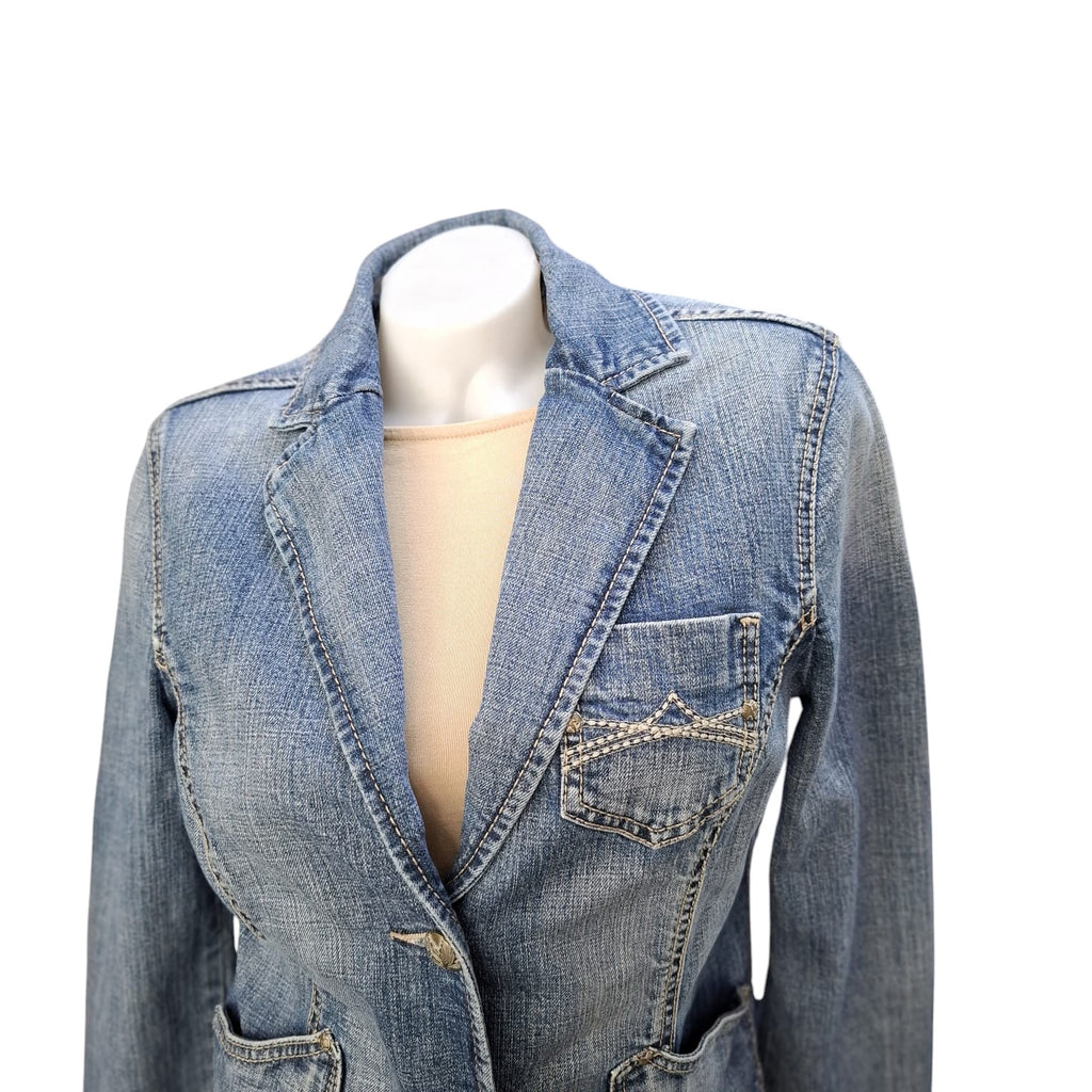 Jakne farmerke “Esprit” – stil klasik me detaje të veçanta